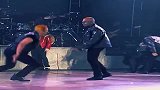 迈克尔杰克逊演唱会上，几位伴舞闹矛盾，表演起来真带劲