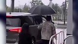 没有明星范儿？保安认错人给杨迪助理打伞杨迪淋雨小跑下车
