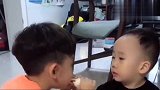 博哥大口大口的吃，二胎弟弟看着心都碎了，画面把人笑喷了