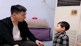 妈妈被爸爸气哭了，小家伙安慰妈妈又教训爸爸，教训过程太可爱了
