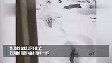 市民雪中挖车 目击者：挖出来走不了