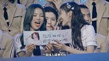吴宣仪穿白色套装清爽休闲，纤细美腿蓝色头发，很吸睛
