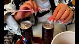 做完指甲的女生，是这样打开饮料的