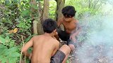 荒野美食-荒野中小野孩喝着山泉水烹饪烤制鸡翅