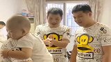 双胞胎爸爸同时张开手，萌娃的反应，真是太搞笑了