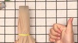 首饰掉到桌子下，吸尘机套上丝袜轻松吸出