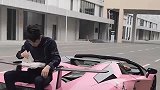 小伙子坐在兰博基尼上吃快餐，确定这是你的车吗？
