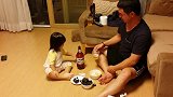 女儿陪爸爸喝酒，爸爸刚喝完立马给满上，爸爸醉的瞬间想戒酒了