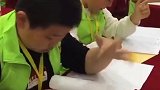 245名小学生鬼畜甩手速算 左手一通挥舞 右手就写下答案