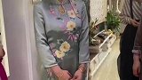 婆婆为新娘举行进厨房仪式，看起来仪式满满