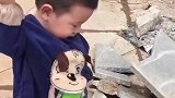 儿砸搬起石头砸自己的头，看着挺疼但我还是忍不住想笑