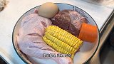 喵生第一次吃肉肉，直接兴奋到上房揭瓦，一点餐桌礼仪都没有！