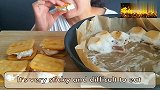 美食分享，外国MOGU妹子吃饼干棉花糖