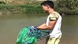 农村小伙来大河撒网捕鱼，里面的鱼货太多了