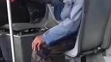 老人乘坐公交车带小羊进城看病