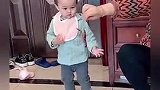 这里有个小朋友一定要跟龙虾打架