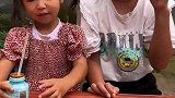 向往的童趣：妹妹不让姐姐喝奶