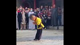 自古英雄出少年，小和尚在少林寺练武，引起众人围观！