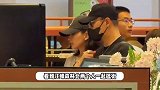 汪峰带女友和她女儿逛街！森林北一手牵一个，其女皮肤黝黑正脸像妈妈