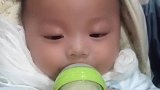 宝宝喝奶奶的样子，真的好呆萌呀