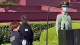 男孩向执勤军人敬礼，军人礼貌回礼