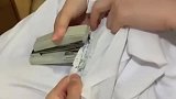 护士服坏了，小姐姐用订书机修理，穷啥不能穷白衣天使