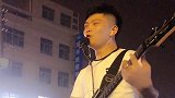 民间男歌手弹唱《许多年以后》，嗓音打动人心，好听哭了！