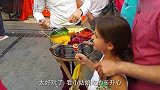 第一眼就被这锅糖果吸引大人小孩围着买，印度街头超火的彩虹糖