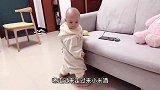宝宝听到音乐就开始跳舞，手舞足蹈各种摇摆，太好玩了