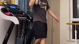 男子跑步机上跳蒙古舞，神态轻松动作丝滑，差点相信自己也能跳
