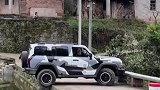 狭窄道路男子超高水平倒车，艺高人胆大