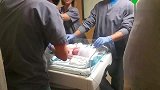 35周的早产儿来到人间，医生护士围在她身边，精心的呵护