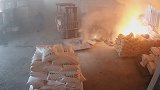 安徽一仓库起火瞬间监控曝光：5秒小火苗爆发冲天工人转身就跑