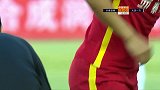 皮球反向反弹惊出张翀一身冷汗 谭龙意外受伤让人担忧