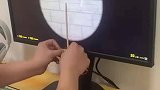 男子玩射击类游戏，用筷子开物理外挂