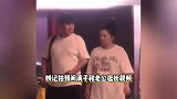 阚清子挺孕肚和老公逛街，打扮简约休闲很有气质，越来越有富太相
