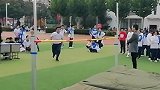 学校举行趣味运动会，一男生助跑后纵身一跃轻松跳过