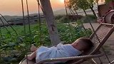 第一次带儿子回老家，看到这一幕，咱也不敢过去问！