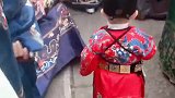 萌宝穿着锦衣卫的服装，在这里走过去，一群小姐姐围着看