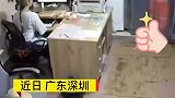店主欣然答应让淋湿工人进店躲雨吃饭