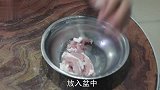 手撕包菜是焯水还是过油？大厨教你正确做法，这样做清脆爽口入味