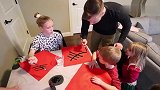 美国小孩第一次写毛笔字，请注意他们的对话，太可爱啦