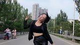 网红大姐在马路上尬舞，这么热的天，穿皮裤不热啊