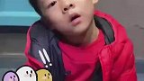 妈妈给孩子网购羽绒服，孩子主动拆包裹，结果太逗了