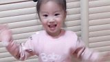 小宝贝的舞蹈动作，看起来好搞笑呀