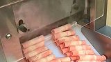冻肉是这样切卷的，跟切木头也没啥区别，到了火锅店却卖出了天价