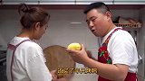 小厨今天做狼牙土豆，六斤土豆裹上调料油辣椒，配上烤鸭当饭吃