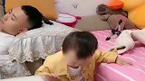 这是亲儿子啊，把垃圾桶的饼干喂给爸爸