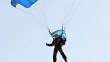高空滑索跳伞令人窒息 简直不敢看