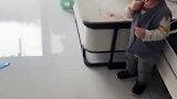 萌娃趁妈妈不在偷偷给自己涂口红